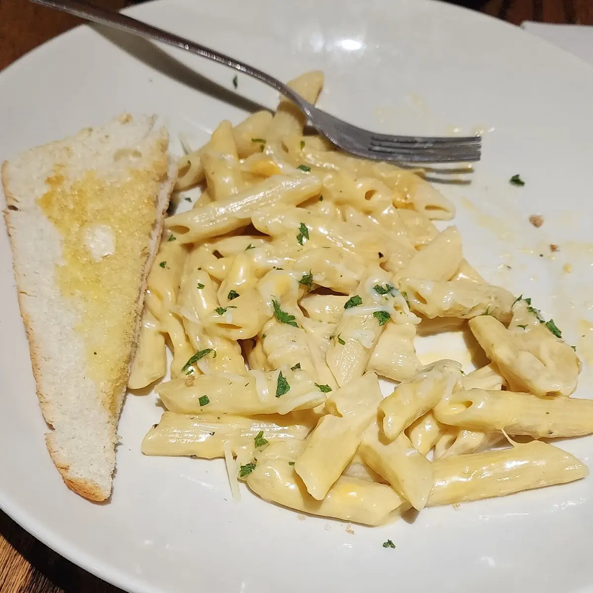 Macaroni and Cheese with Garlic Bread
