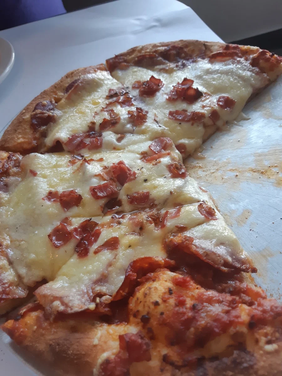 Pepperoni Smoked Meat Pizza, Restaurant St-Jean Pizzeria