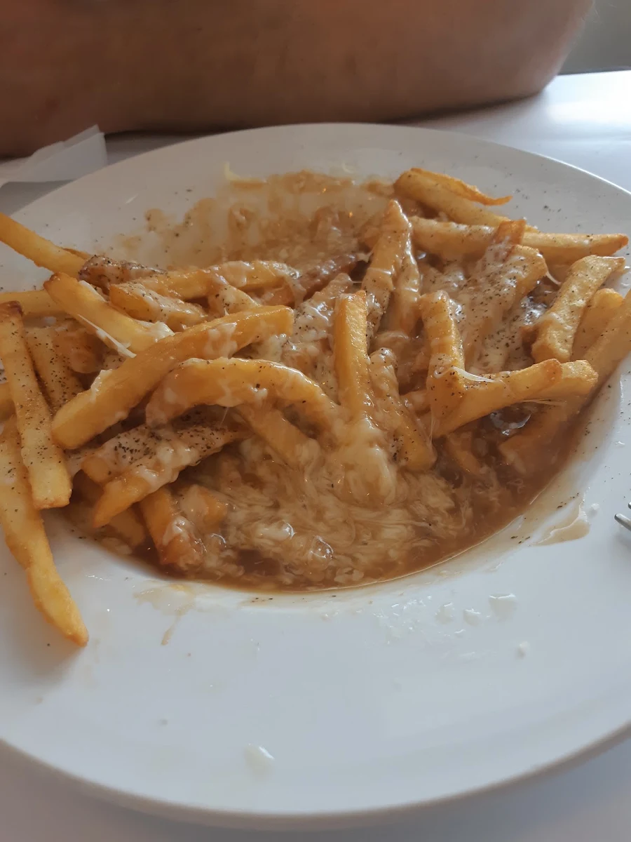 Poutine, Restaurant St-Jean Pizzeria