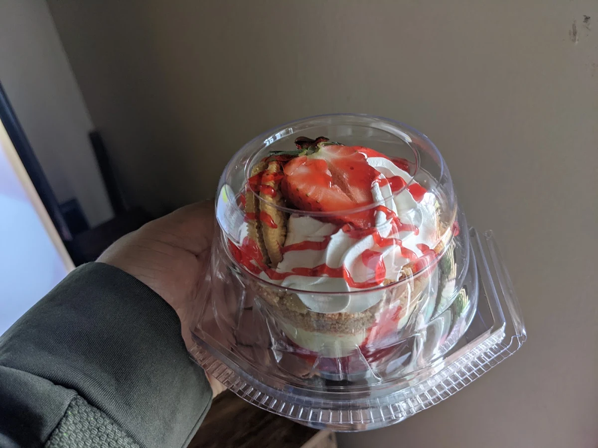 Strawberry Banana Pudding Cake