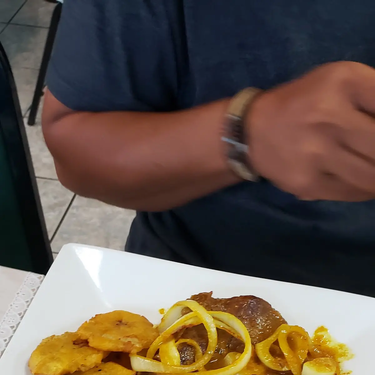 Bistec Encebollado Con Tostones