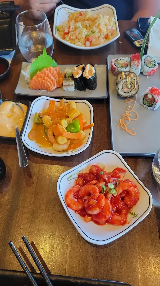 Fried Rice And Sashimi de Saumon