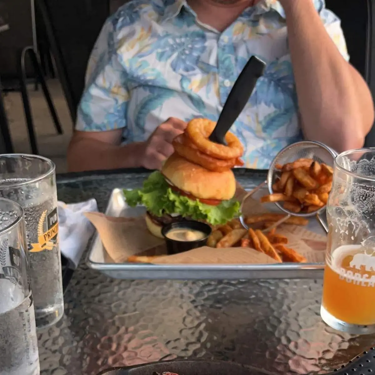 Nachos Porc Effiliche Et Burger Au Brie Et Oigons Caramélisés, Pub Principal