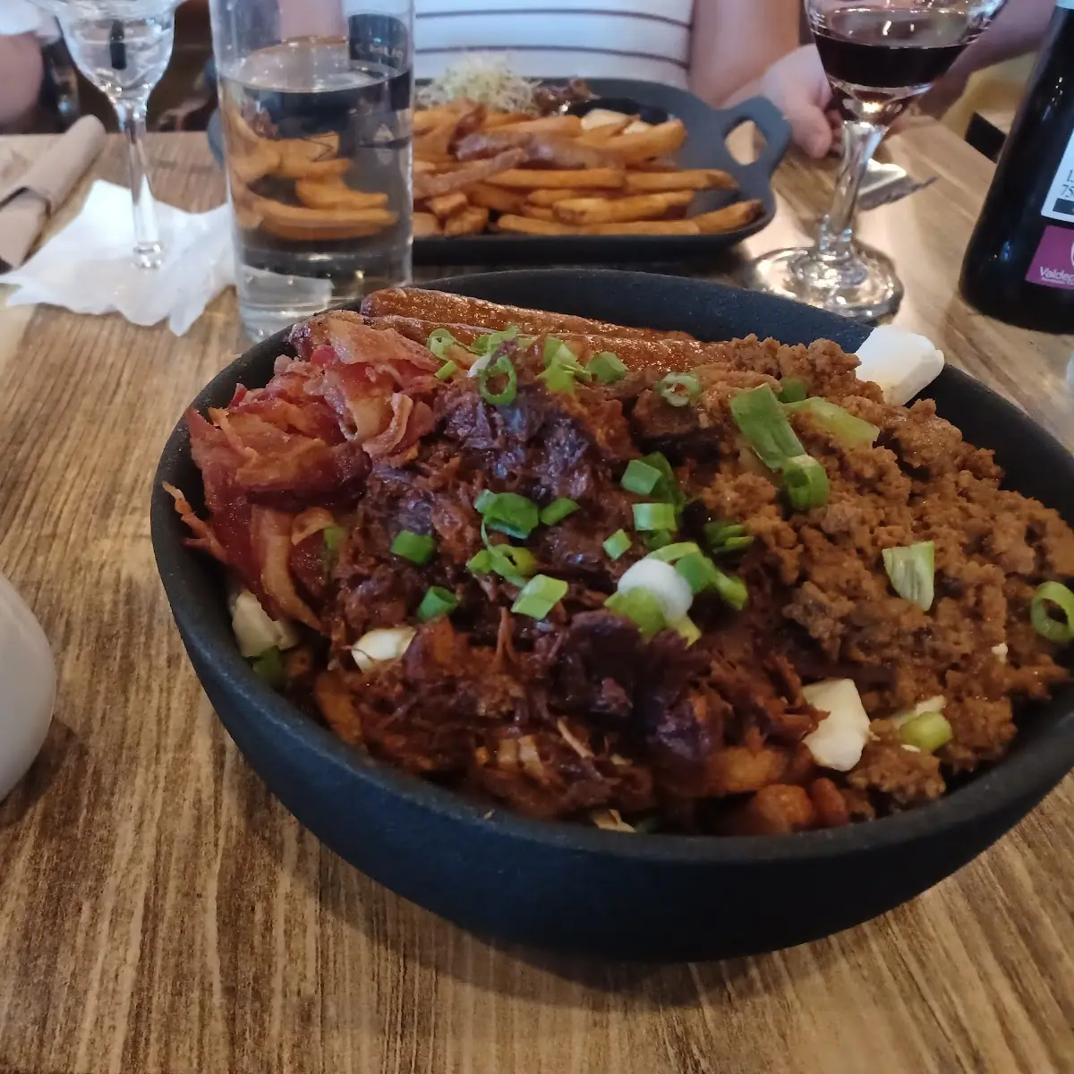 Poutine Carnivore, Pub Principal