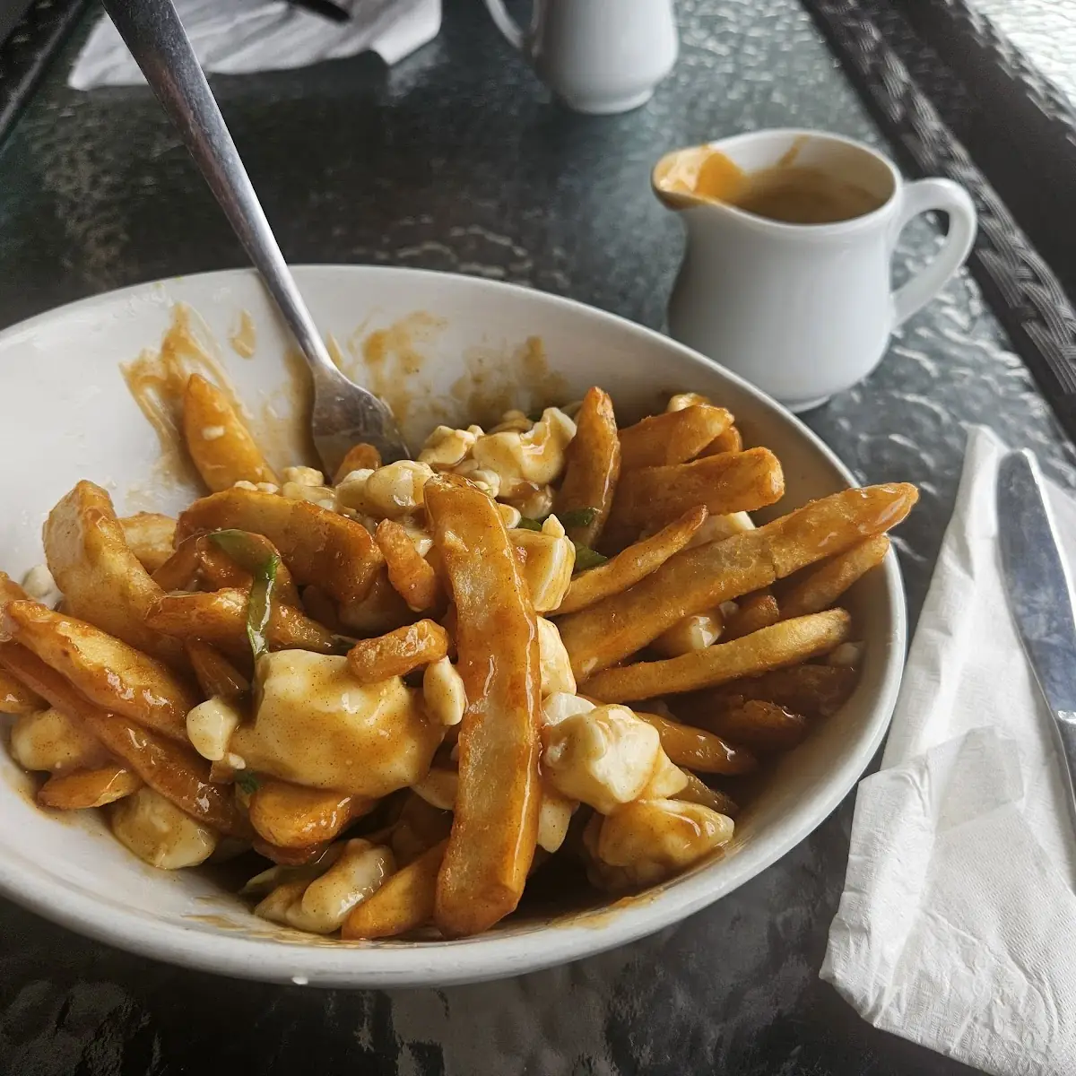 Poutine Thai, Pub Principal