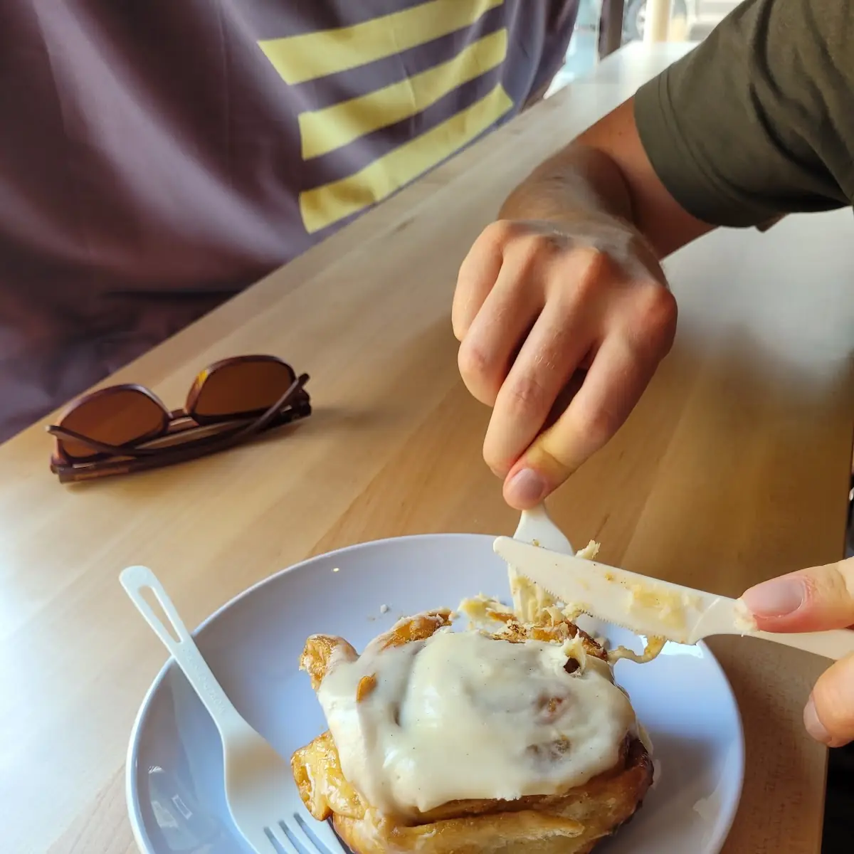 Cinnamon Roll w Cream Cheese Icing
