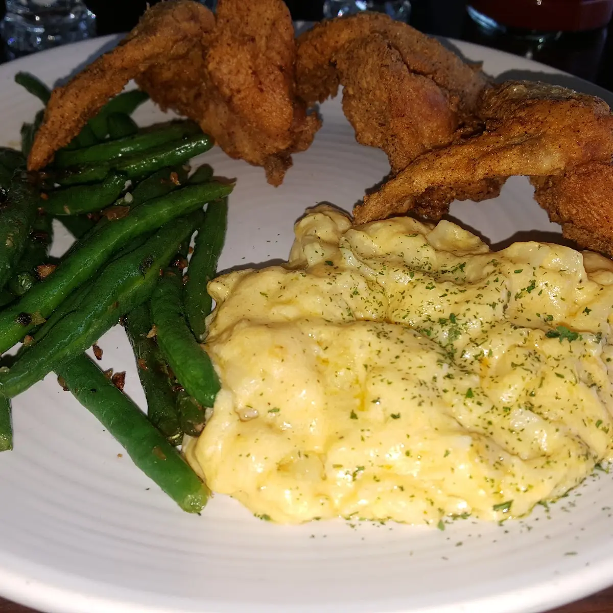 Mac N Cheese Wings and Green Beans