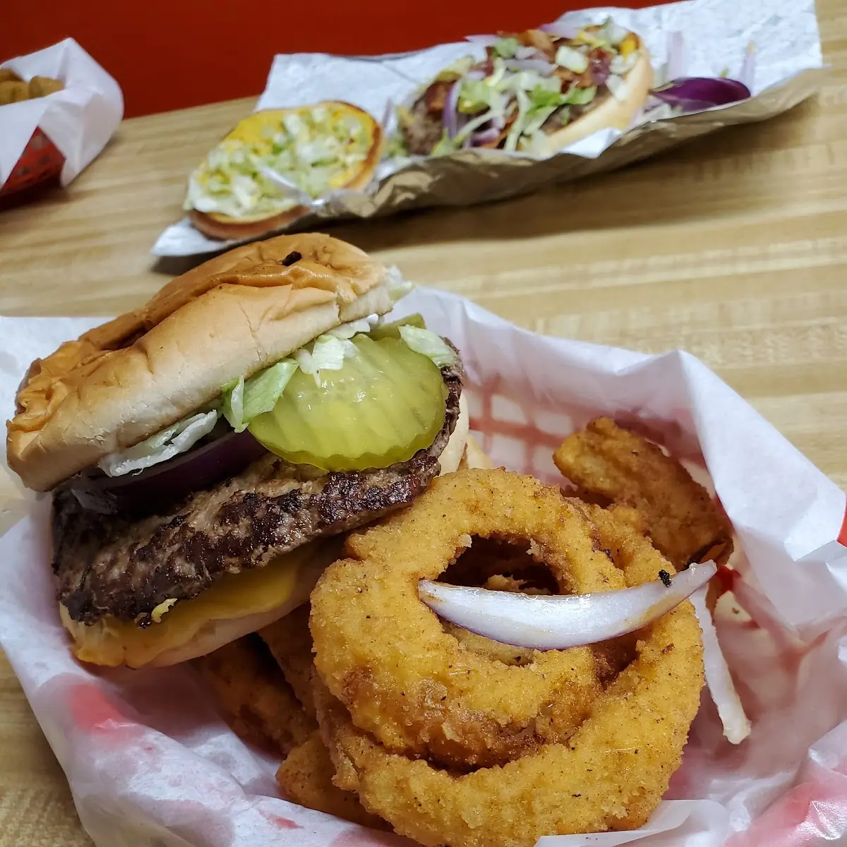 Cheeseburger w Onion Rings