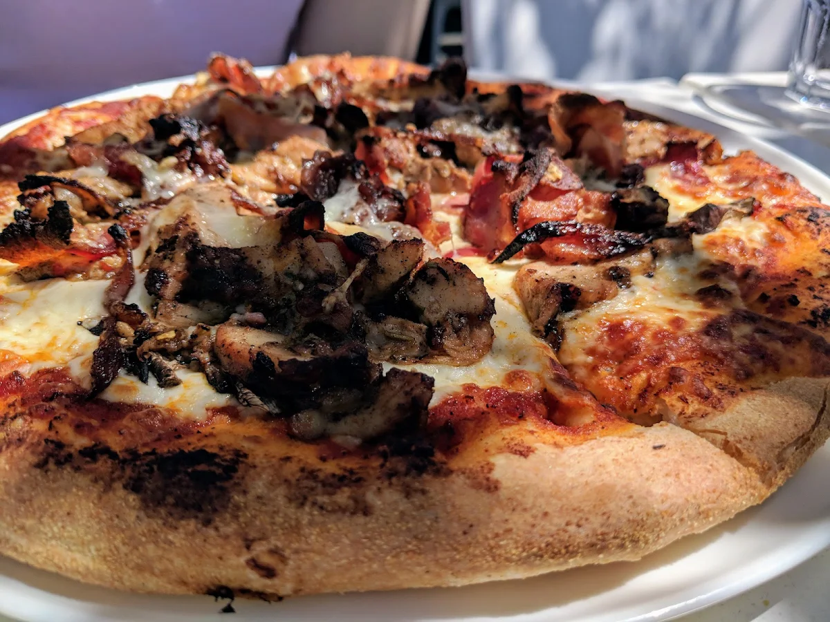 Jerk Chicken Pizza, Restaurant Violet Angel
