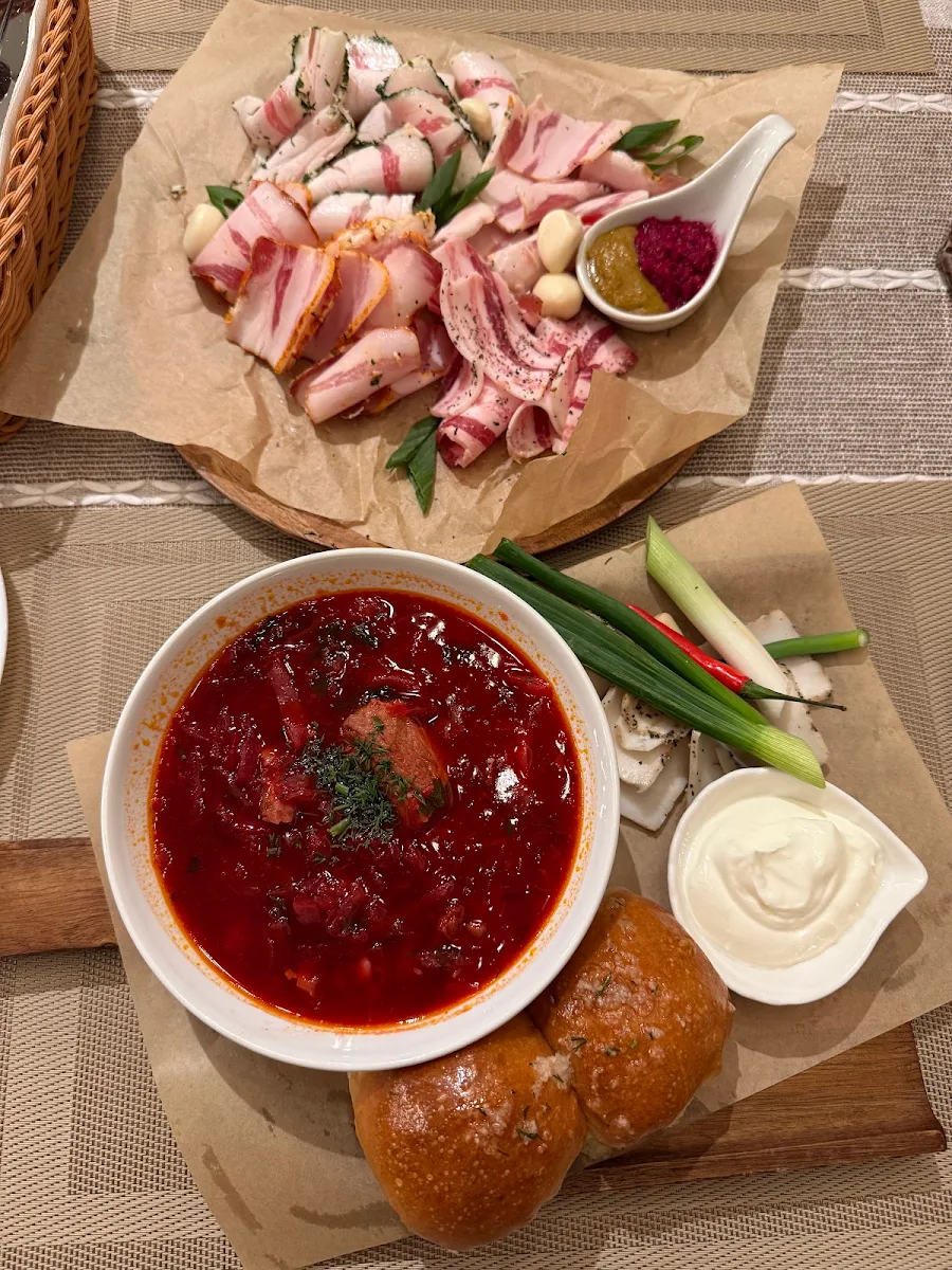 Red Borscht with Pampushky
