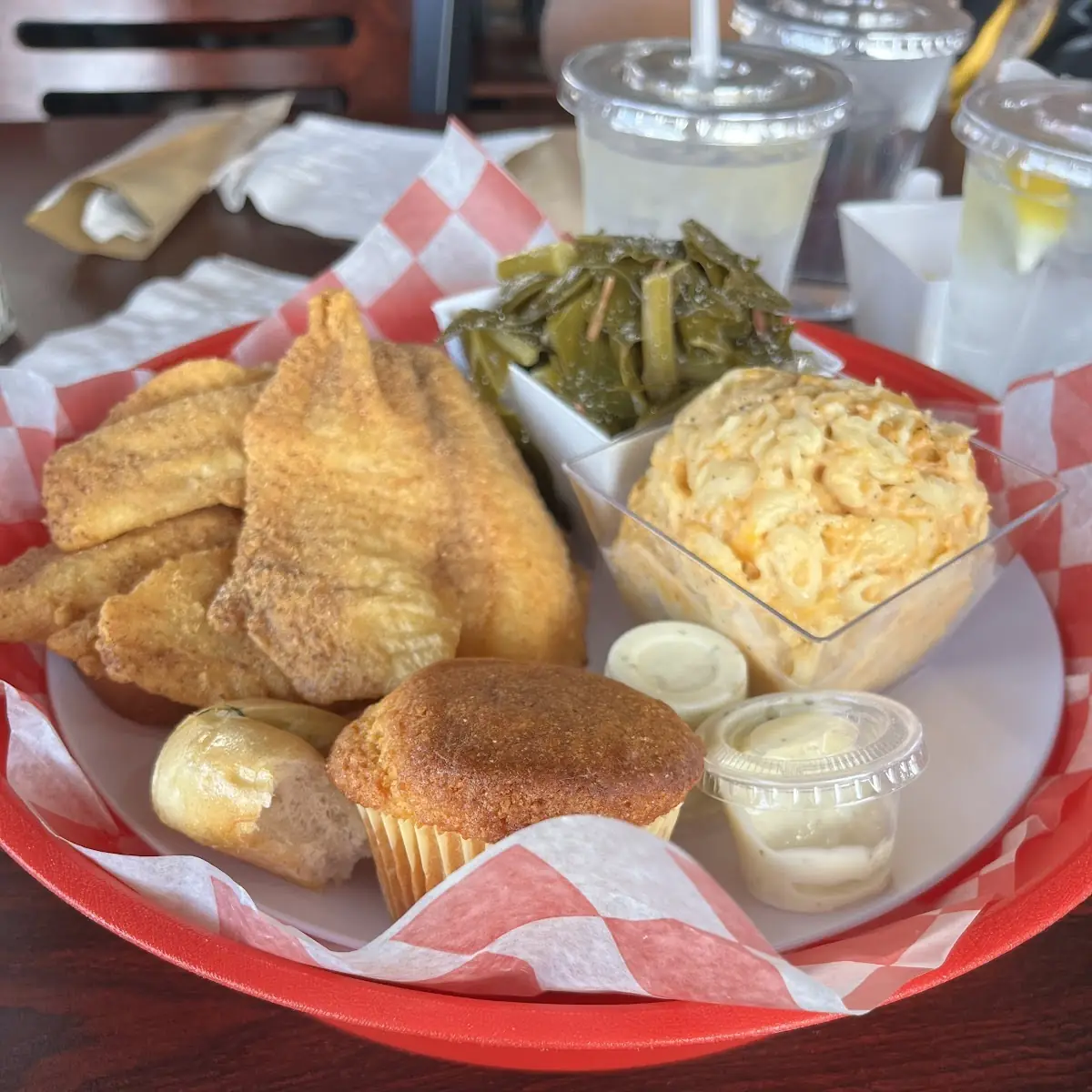 Mac & Cheese (Med) w/cornbread Muffin
