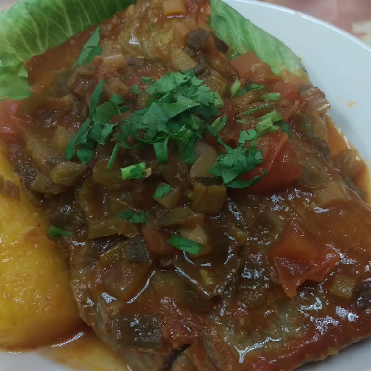 Sobrebarriga En Salsa Criolla Con Yuca