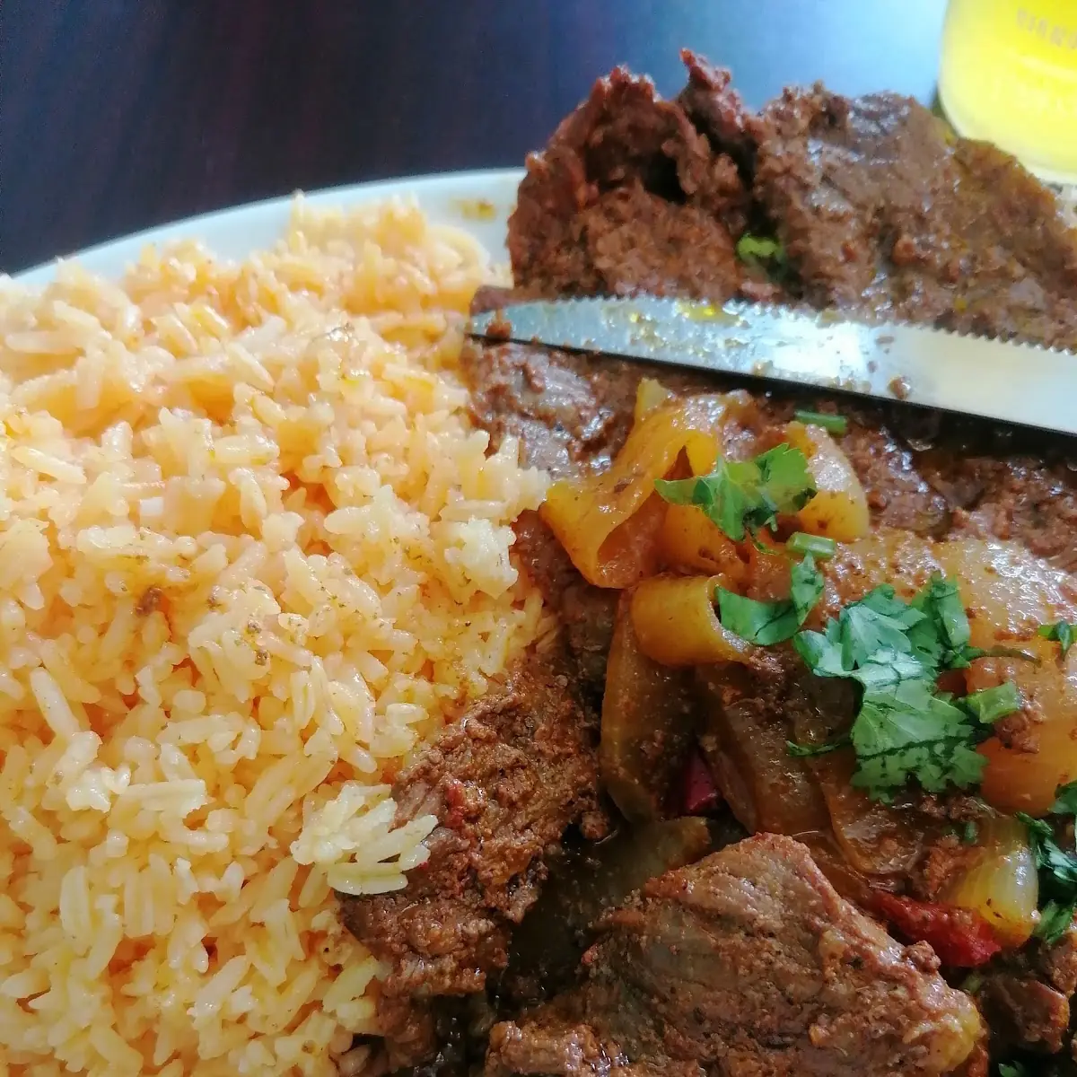 Chuleta En Salsa Con Arroz Amarillo