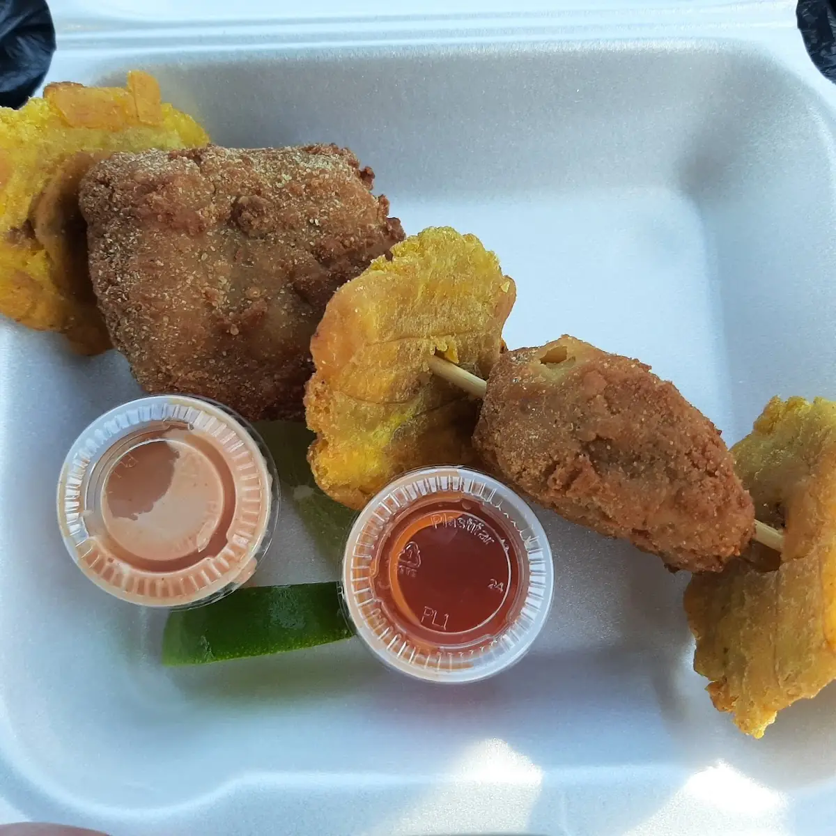 Dorado Con Platanos Fritos