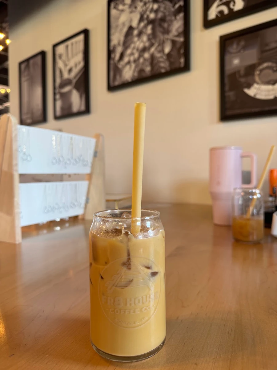 Iced Vanilla Latte with Oatmilk