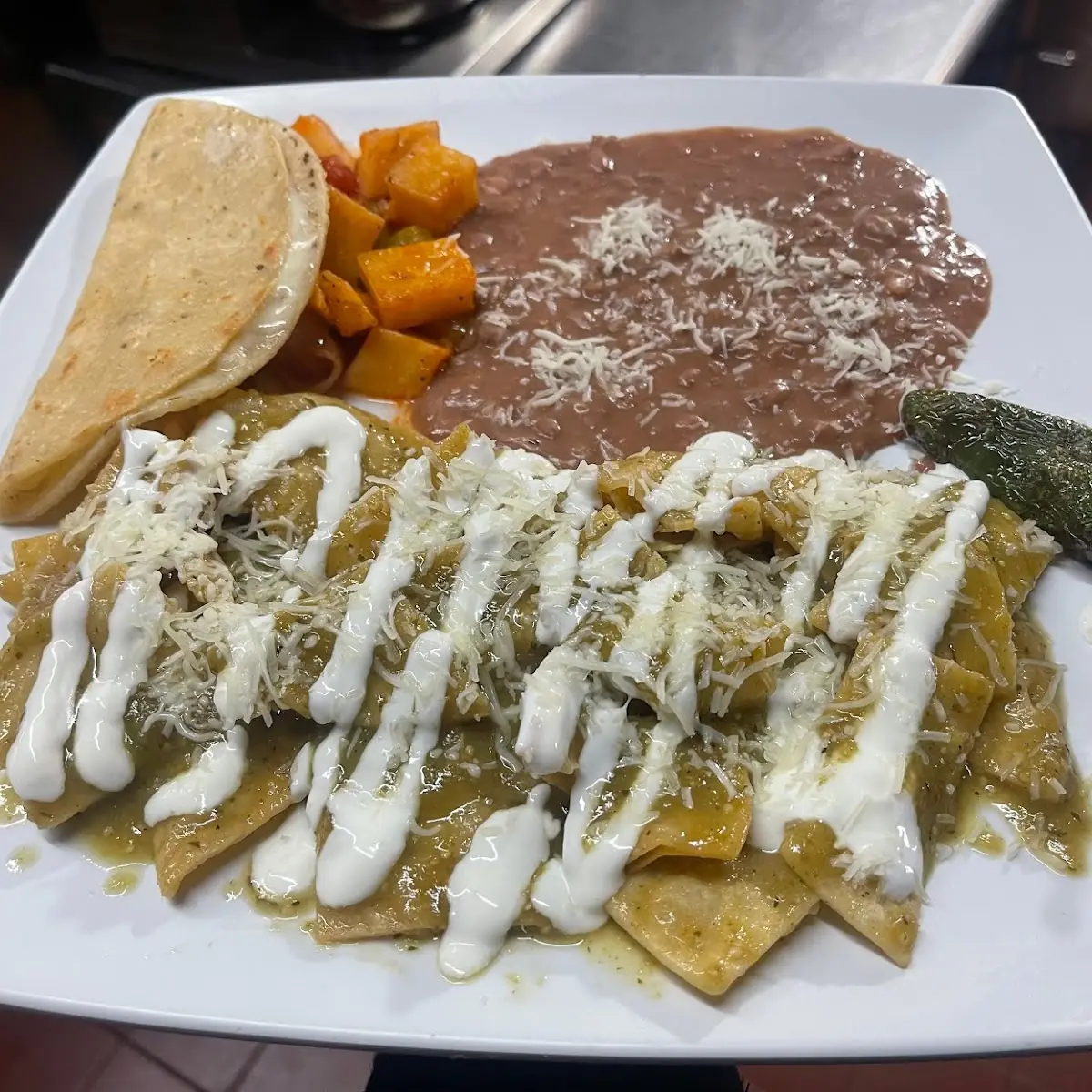 Gigante Con Chilaquiles Rojos Con Visted