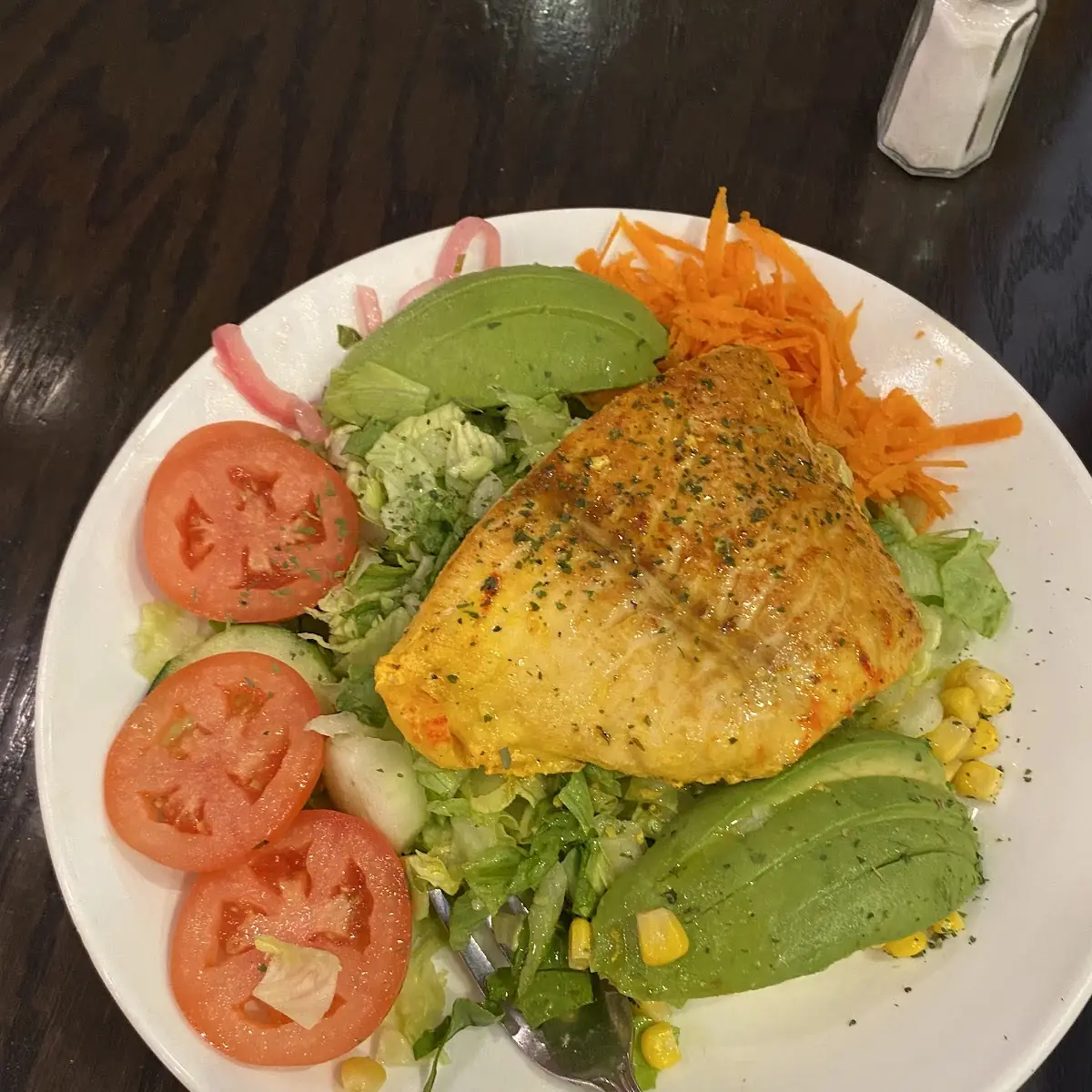 Ensalada Verde Con Filete de Salmón