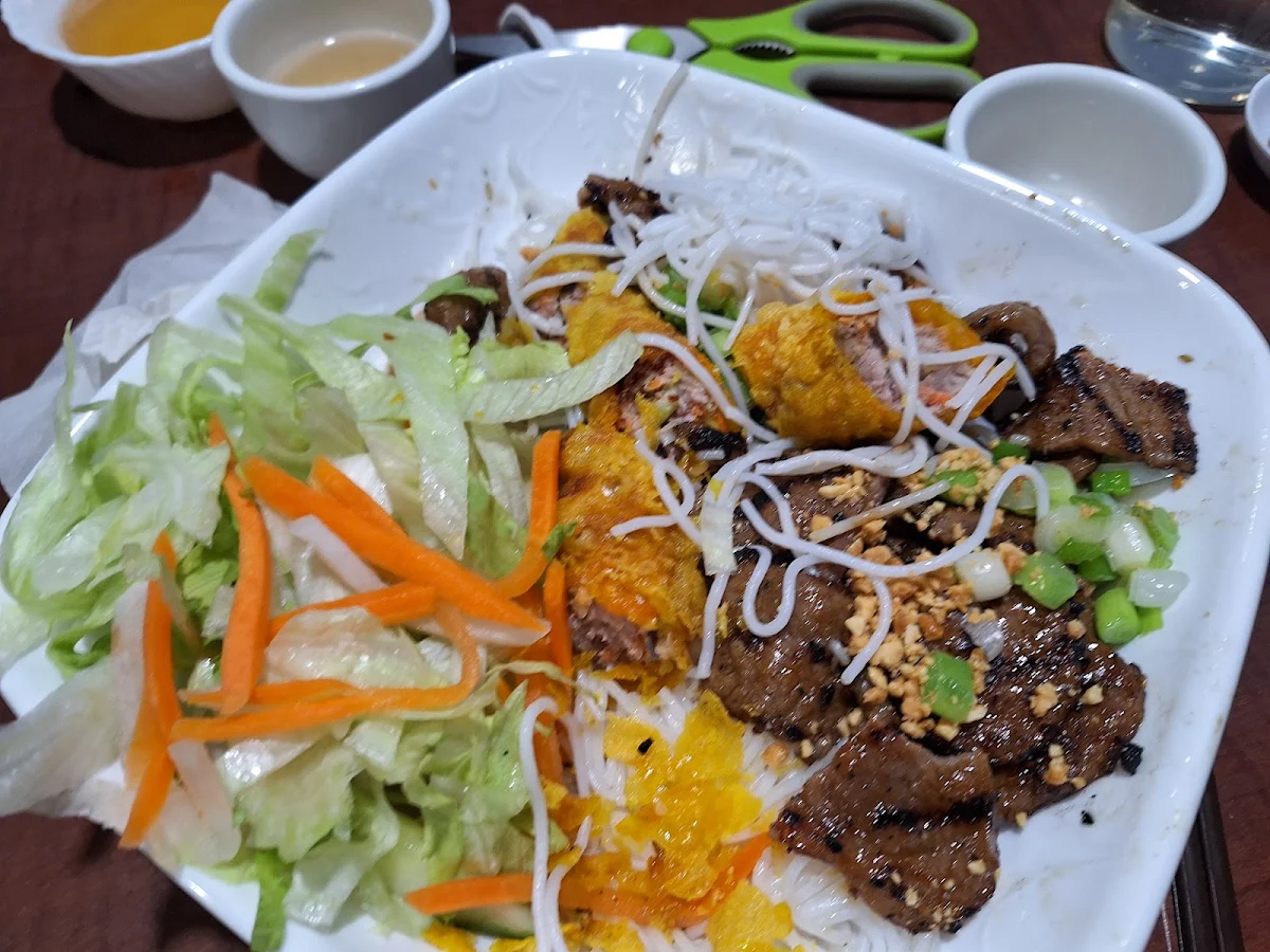 Shrimp and Pork Deep-Fried Spring Roll (2 Rolls) (Chả Giò Tôm Thịt)