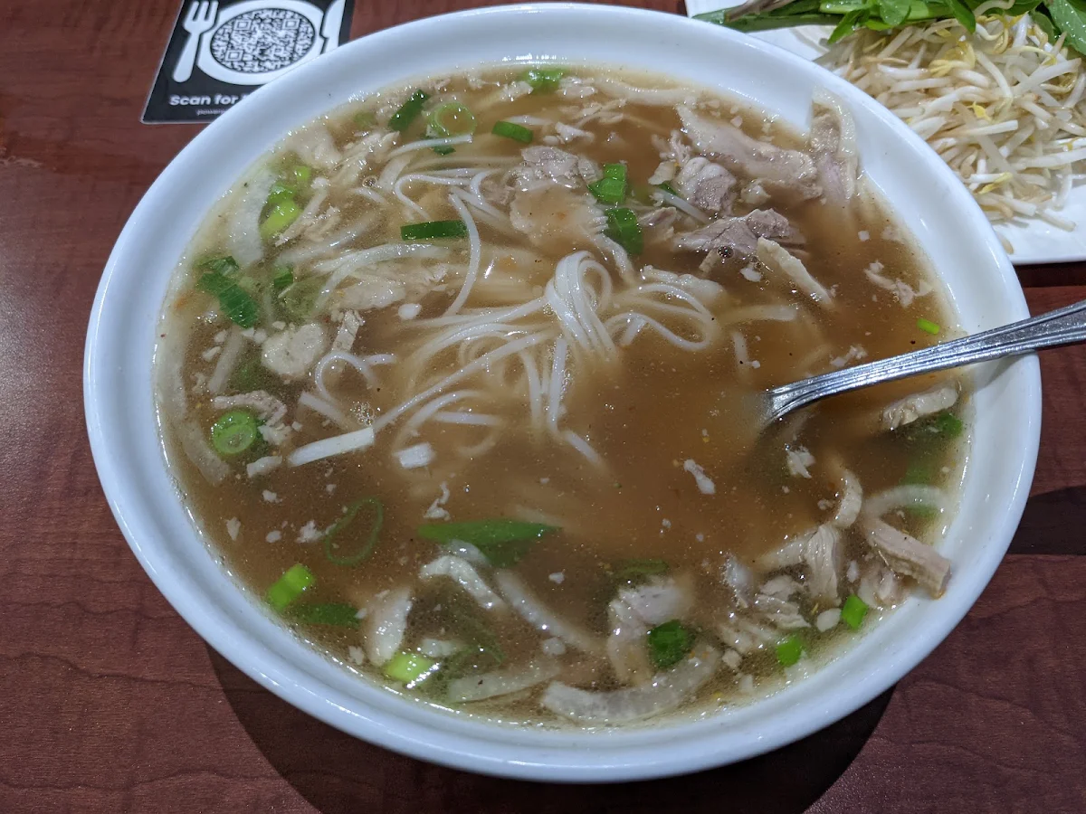Rice Noodle Soup with Well-Done Beef