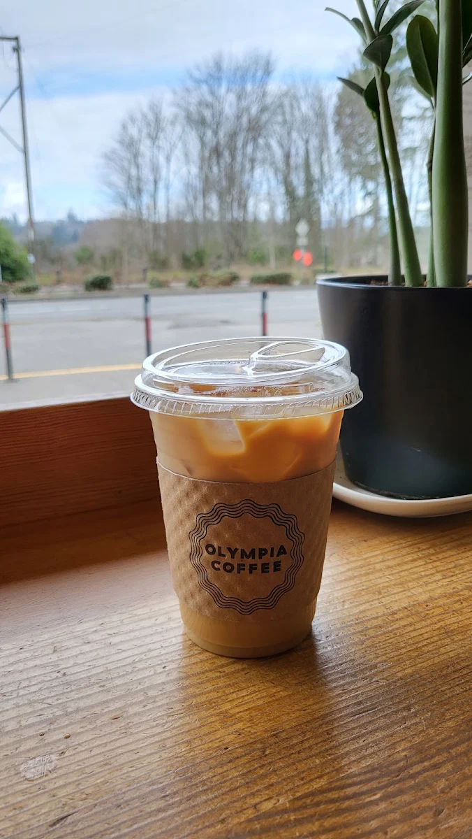 Iced Vanilla Latte with Oatmilk