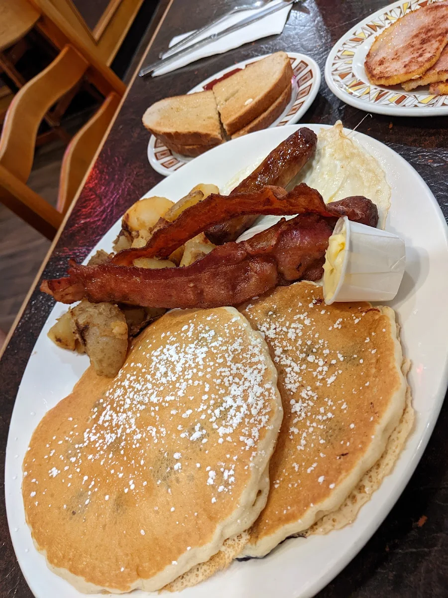 Mega Breakfast 1, Aris Place