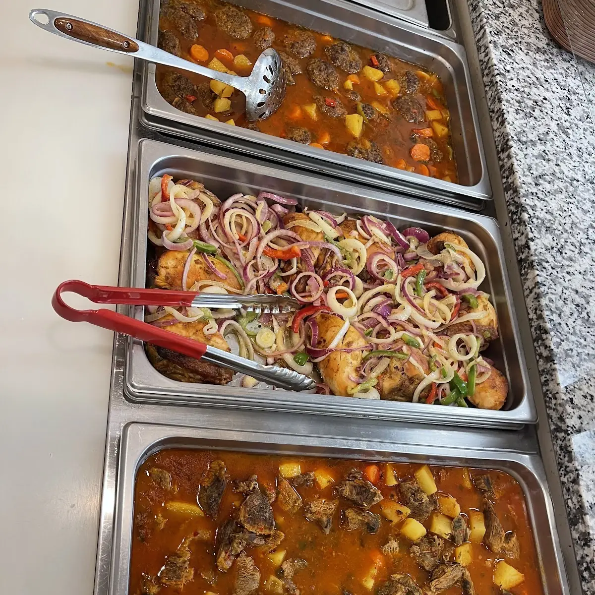 Pollo Encebollado Y Carne Guisada