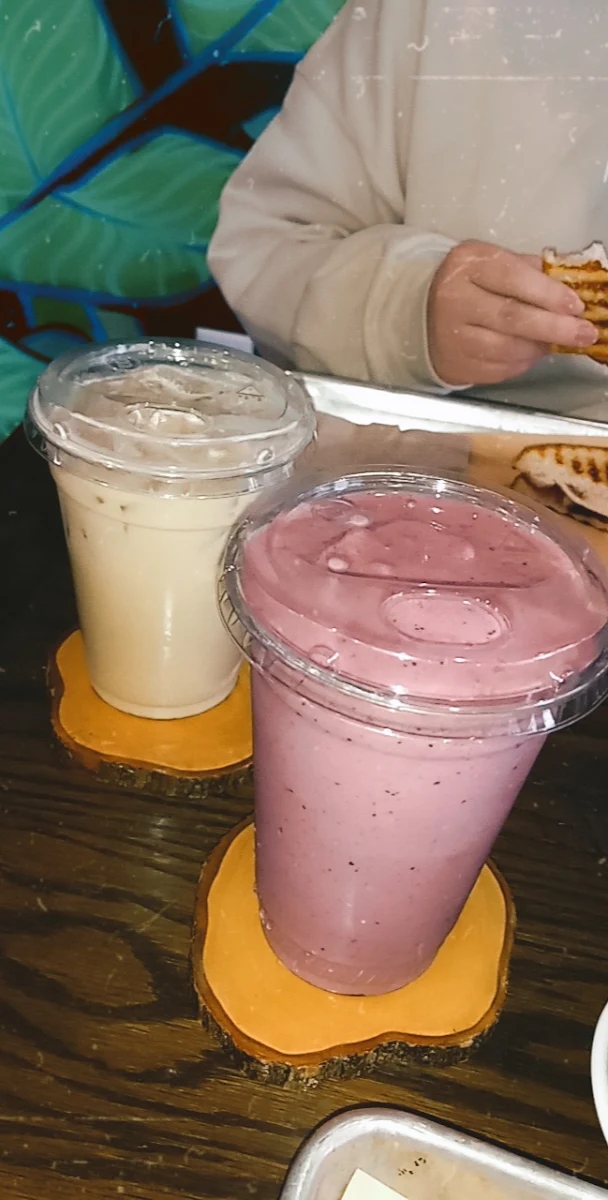 Vanilla Berry Smoothie Iced Chai Tea Latte