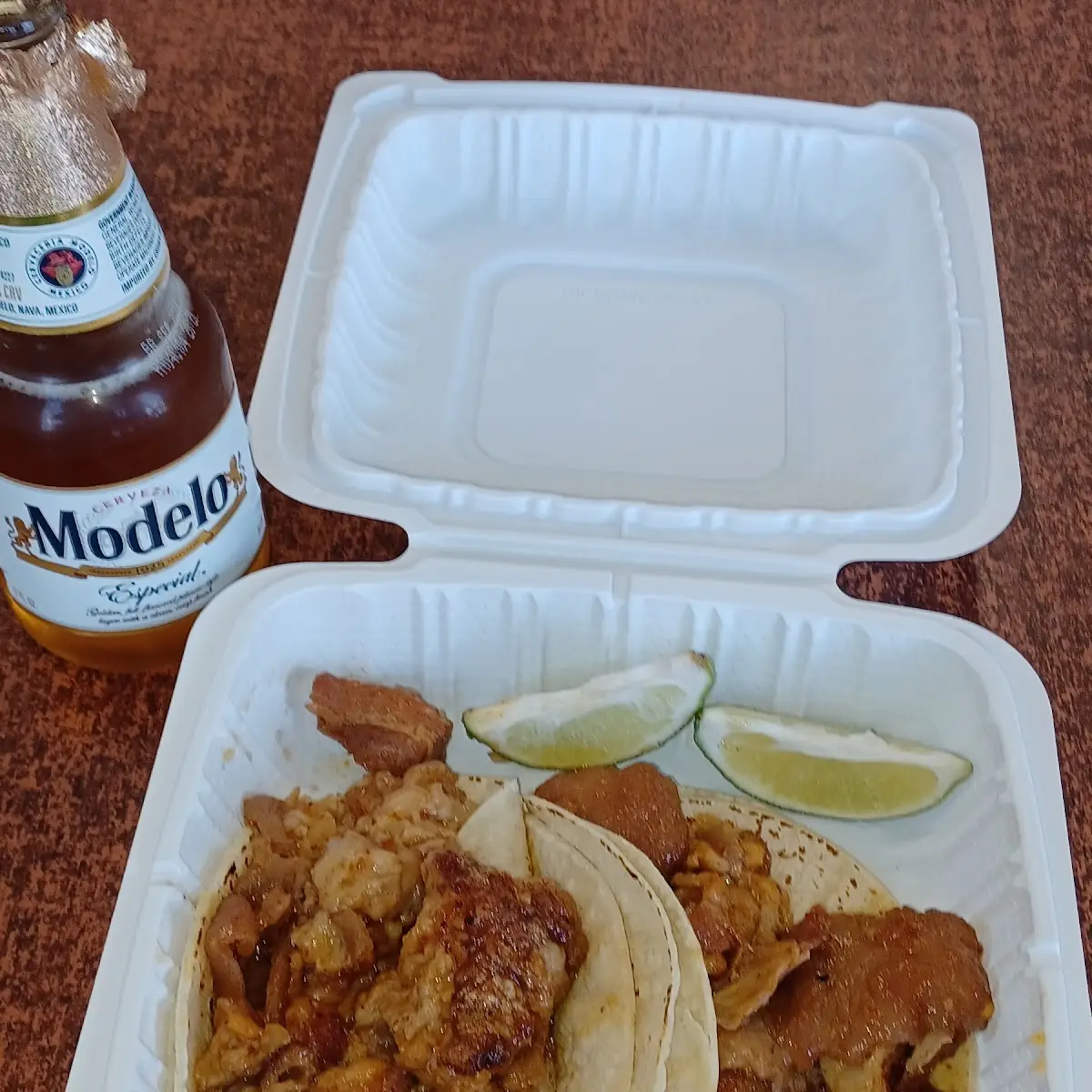 Tacos de Chicharrón En Chile Rojo