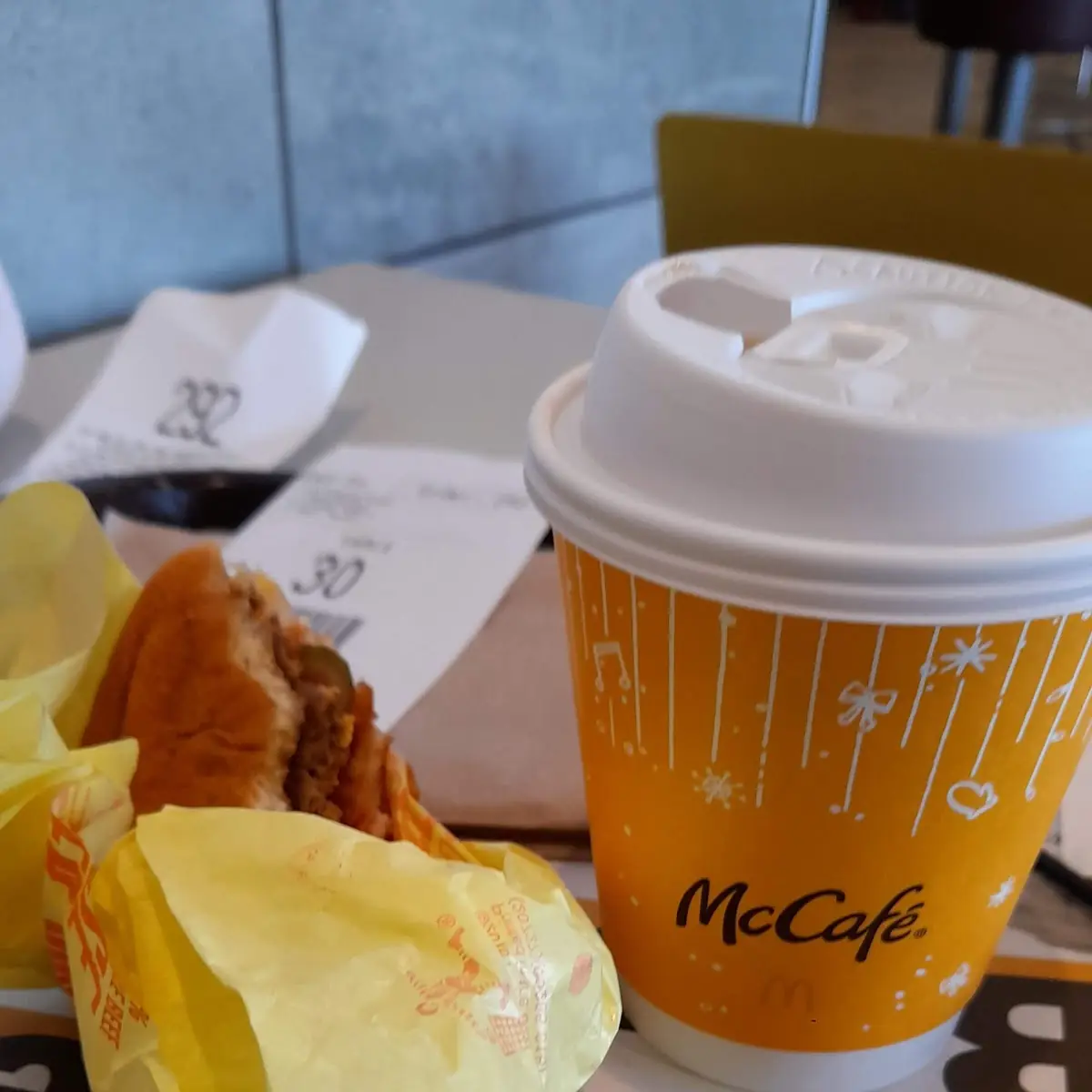 Hamburgesa Sencilla Y Cafe Caliente