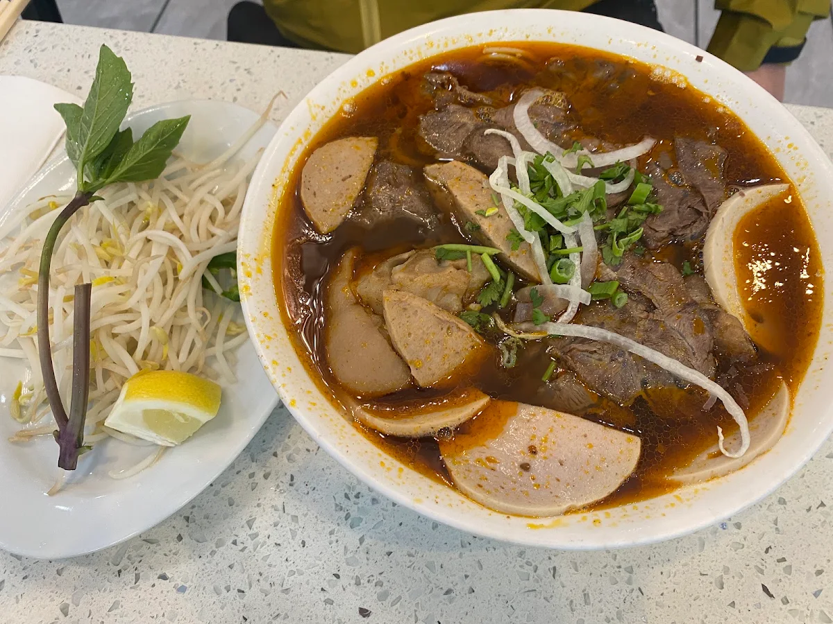 Rice Noodles in Beef Soup, Thai Son