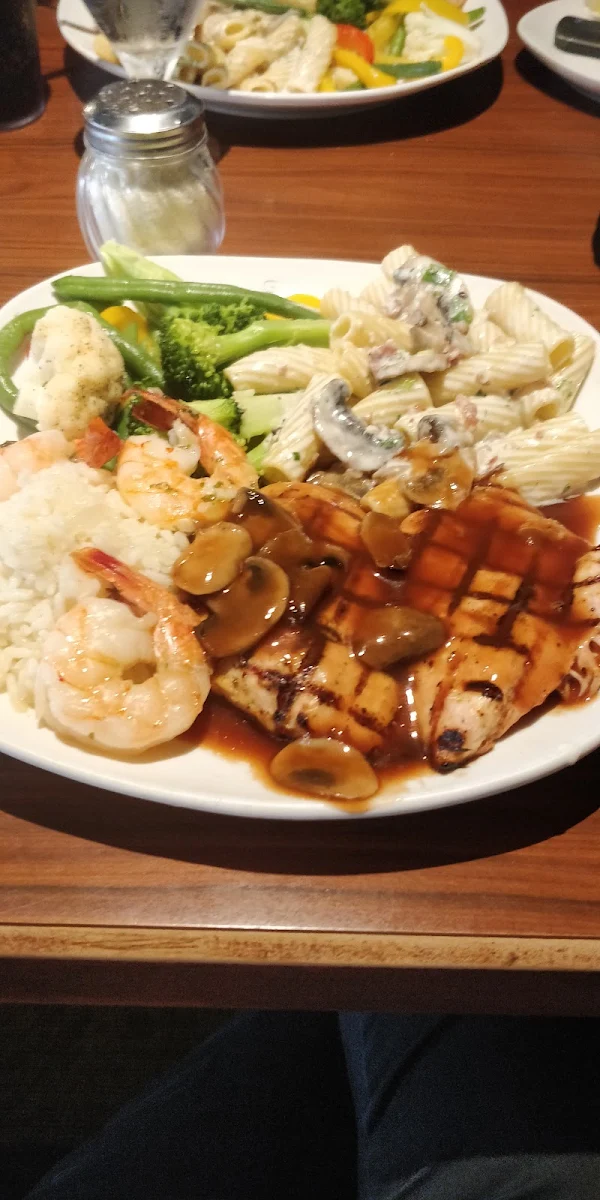 Grilled Chicken with with Shrimp Rice with a Porto Sauce, Grigio