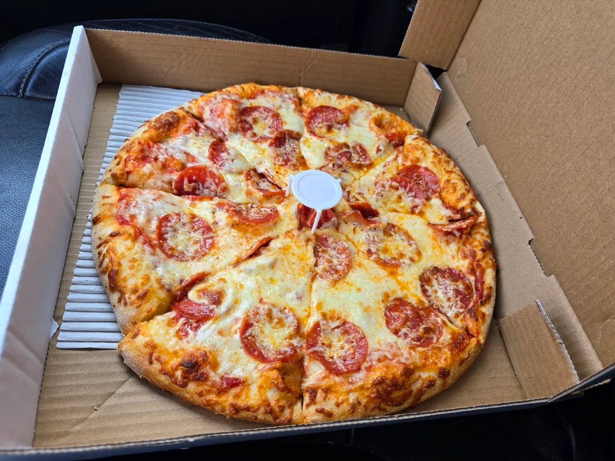 Medium Pizza Peperoni Extra Cheese Pizza