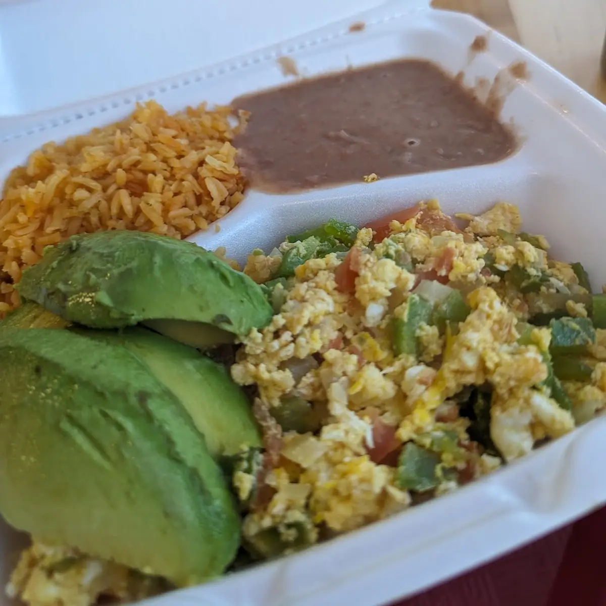 Huevos a La Mexicana Con Aguacate