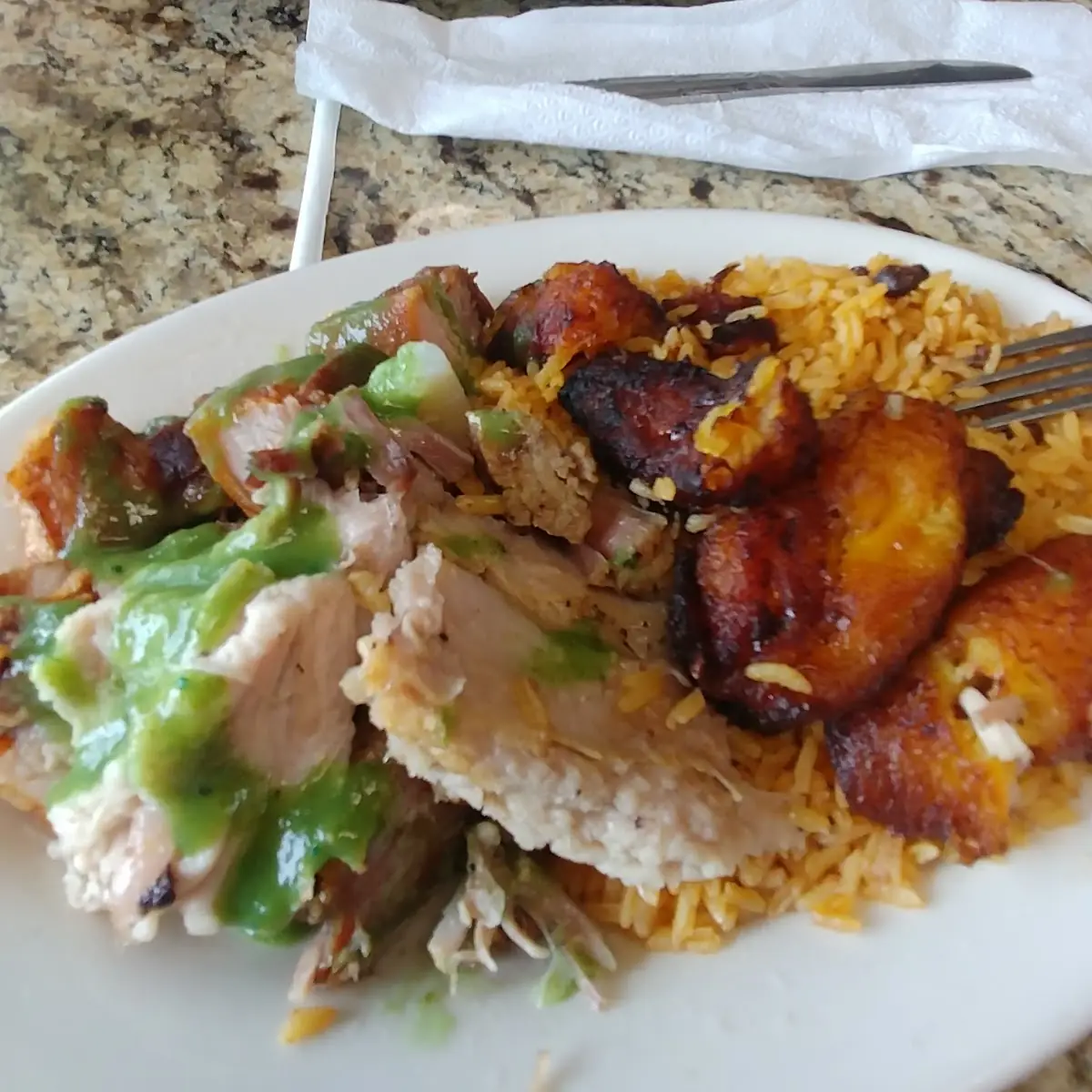 Lechon Con Platanos Fritos Y Moros
