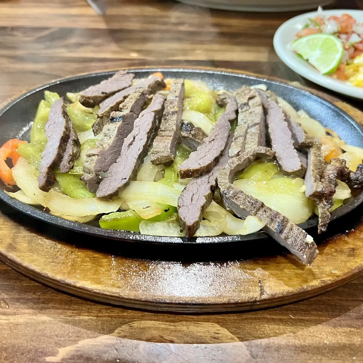 Fajitas De Res Con Cebolla Y Chile Verde
