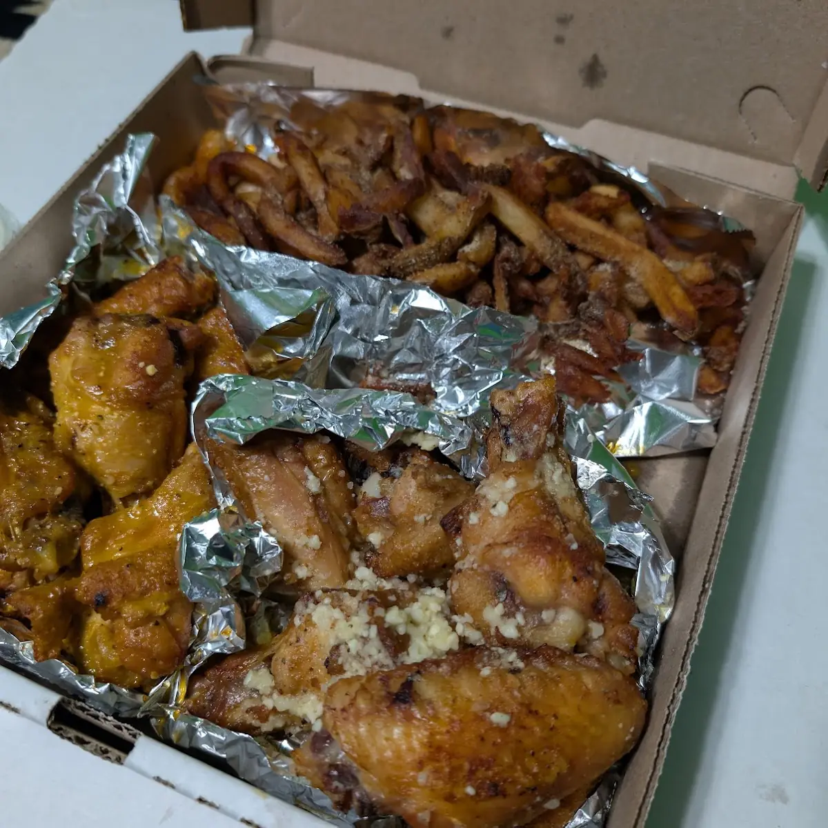 Wings Buffalo and Garlic Parmesan