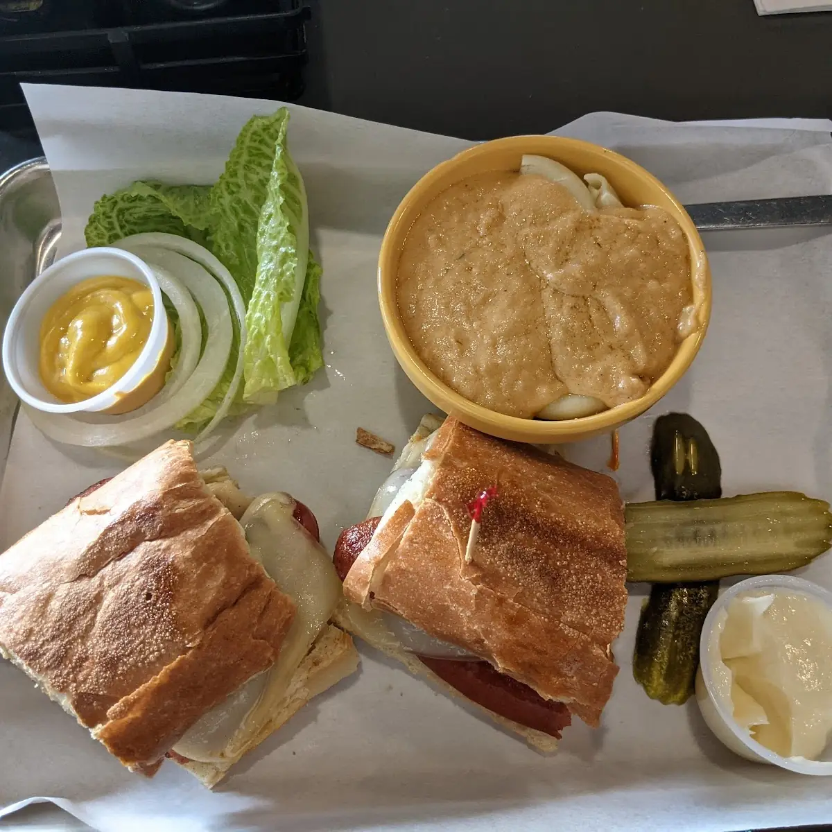 Hot Link Sandwich with Mac N Cheese