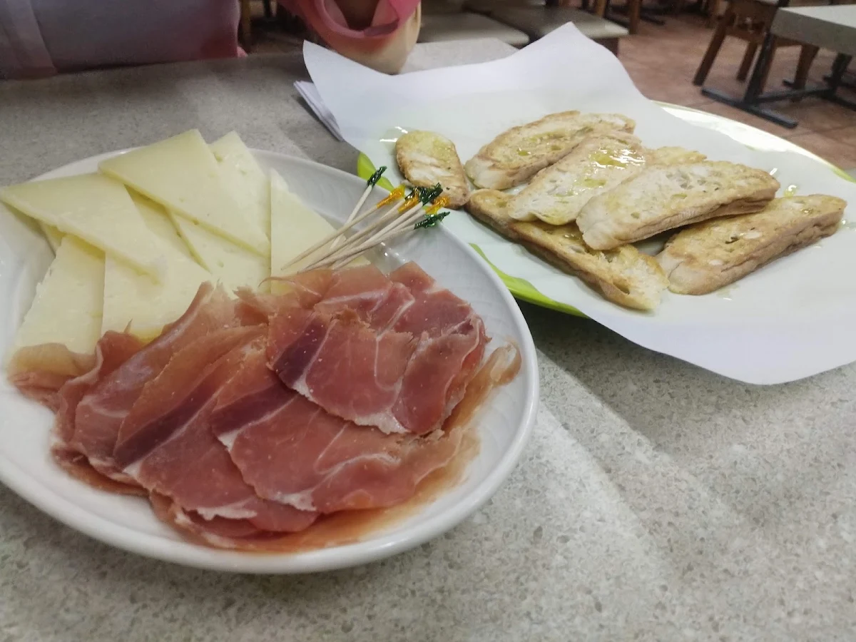 Tapas De Queso Y Jamón Serrano
