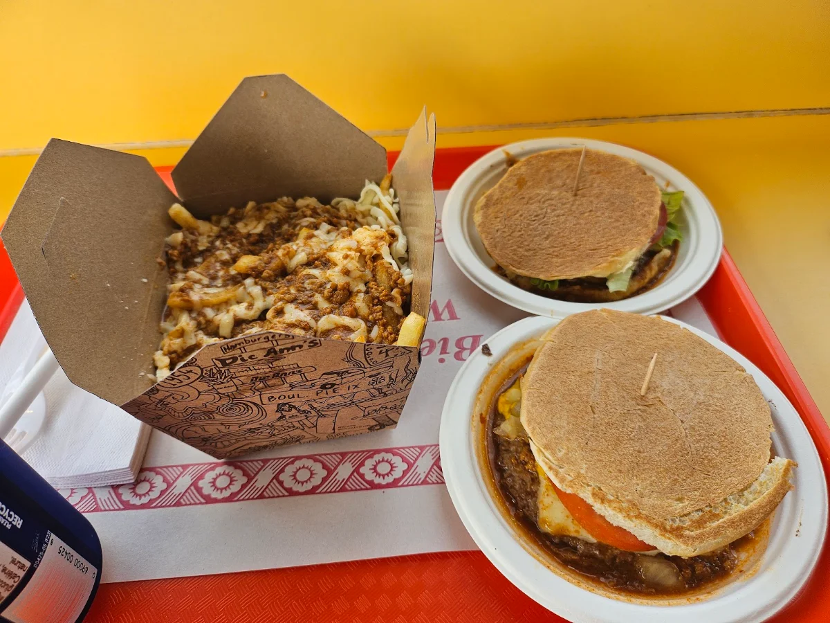 Hiboy Et Poutine, Dic Ann's Hamburgers St-Eustache