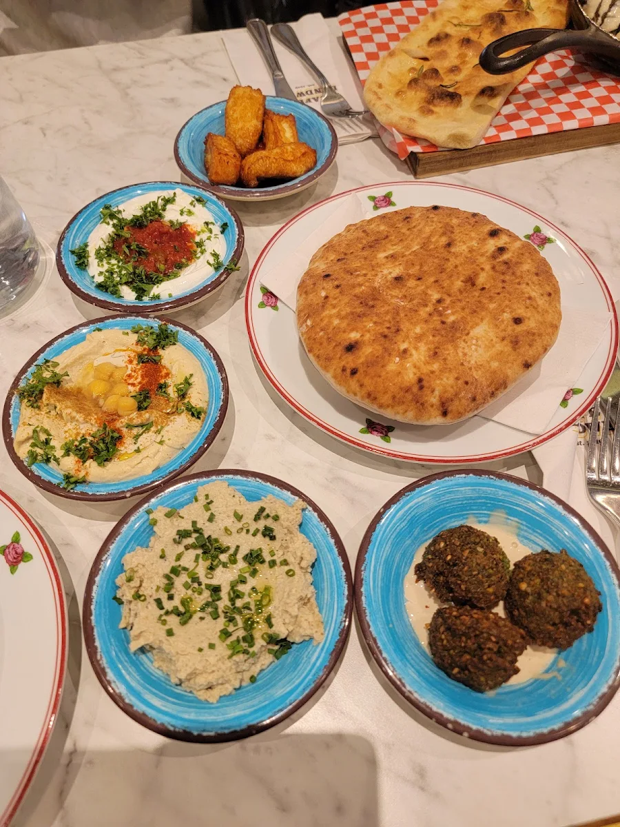 Hummus with Madhrooms, Cafe Landwer