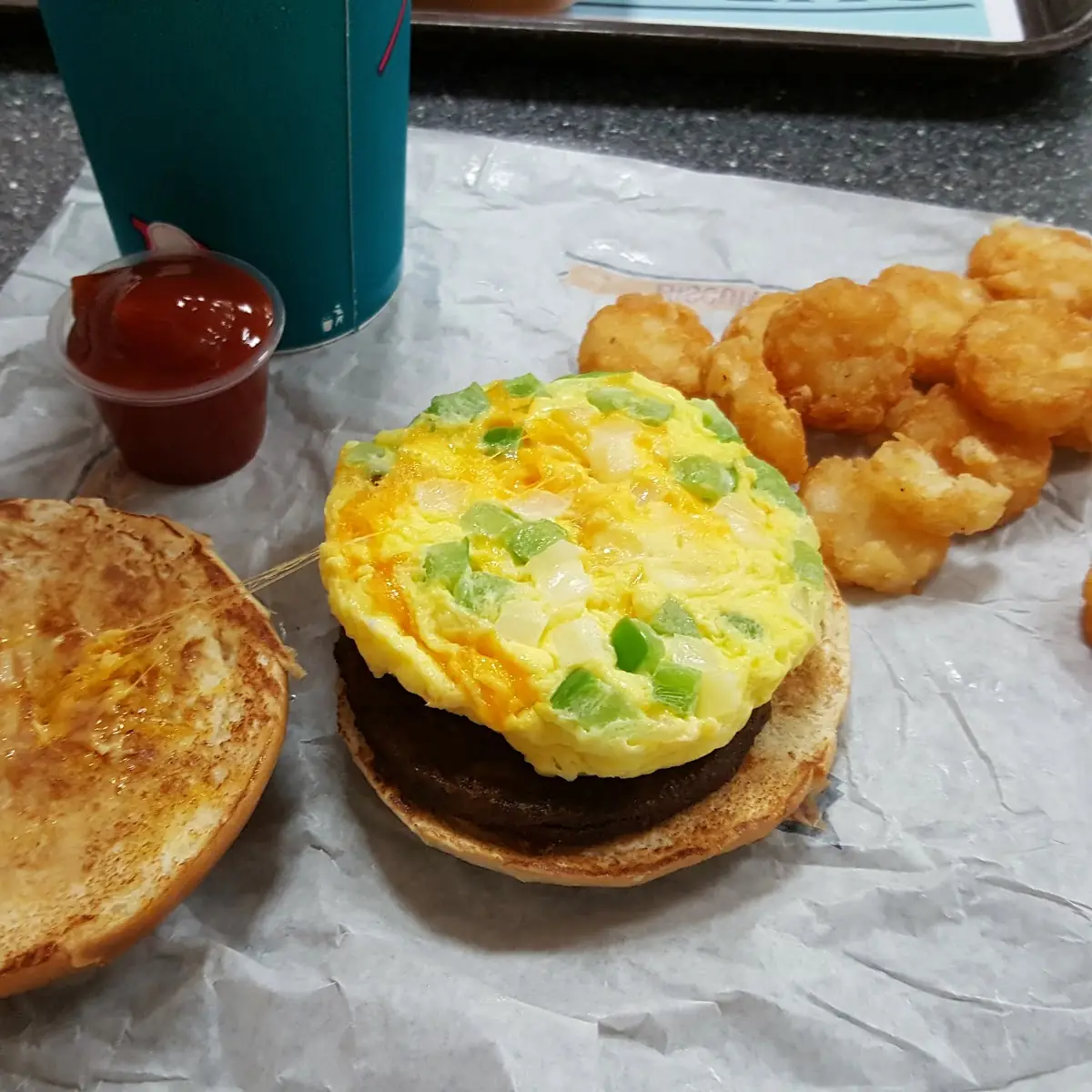 Western Bagel Omelette with Hashbrowns