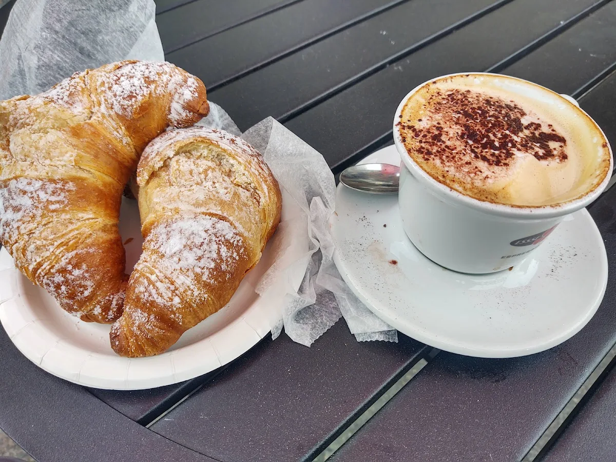 Cornetti Alla Crema E Cappuccino