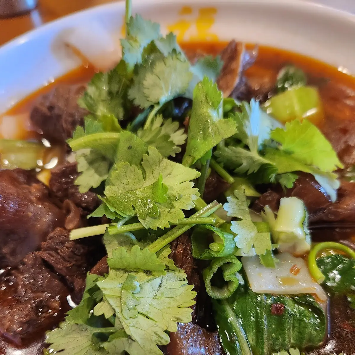 B5. 红烧牛腱面 (辣或清汤) / Braised Beef Shank Noodles (Spicy or Clear Soup)