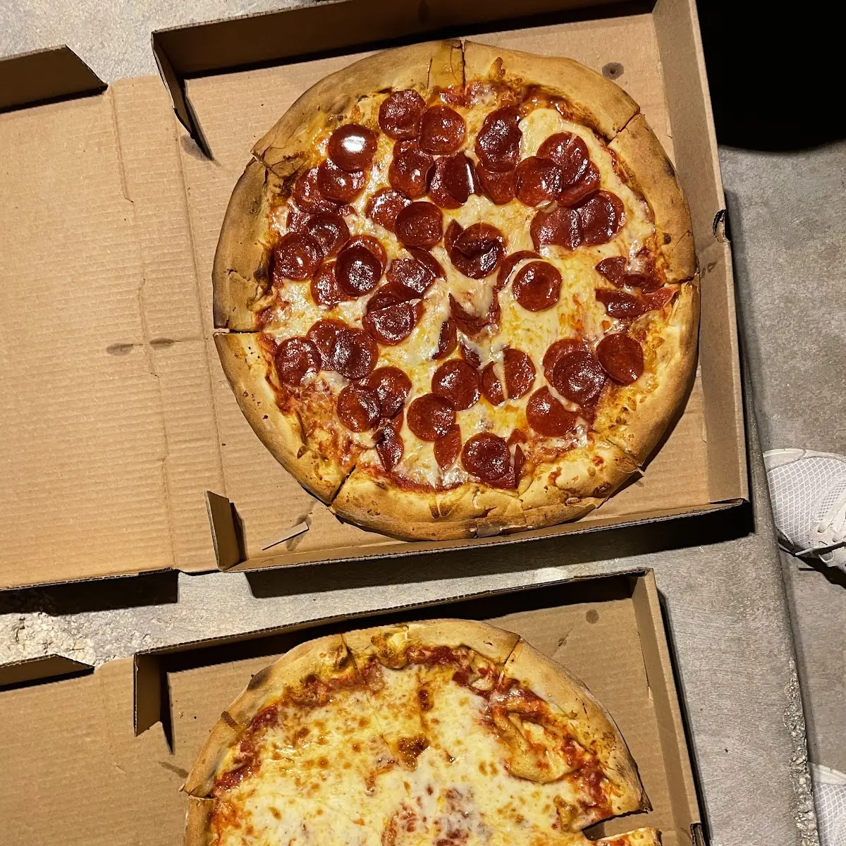 Large Pepperoni Pizza