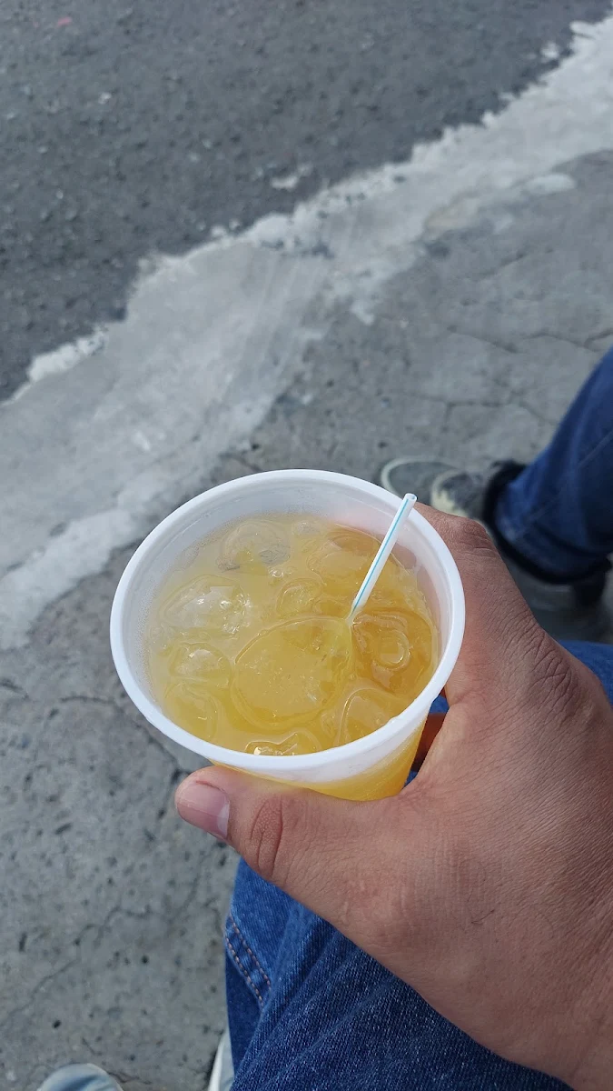 Tito's Vodka Con Jugos Naturales