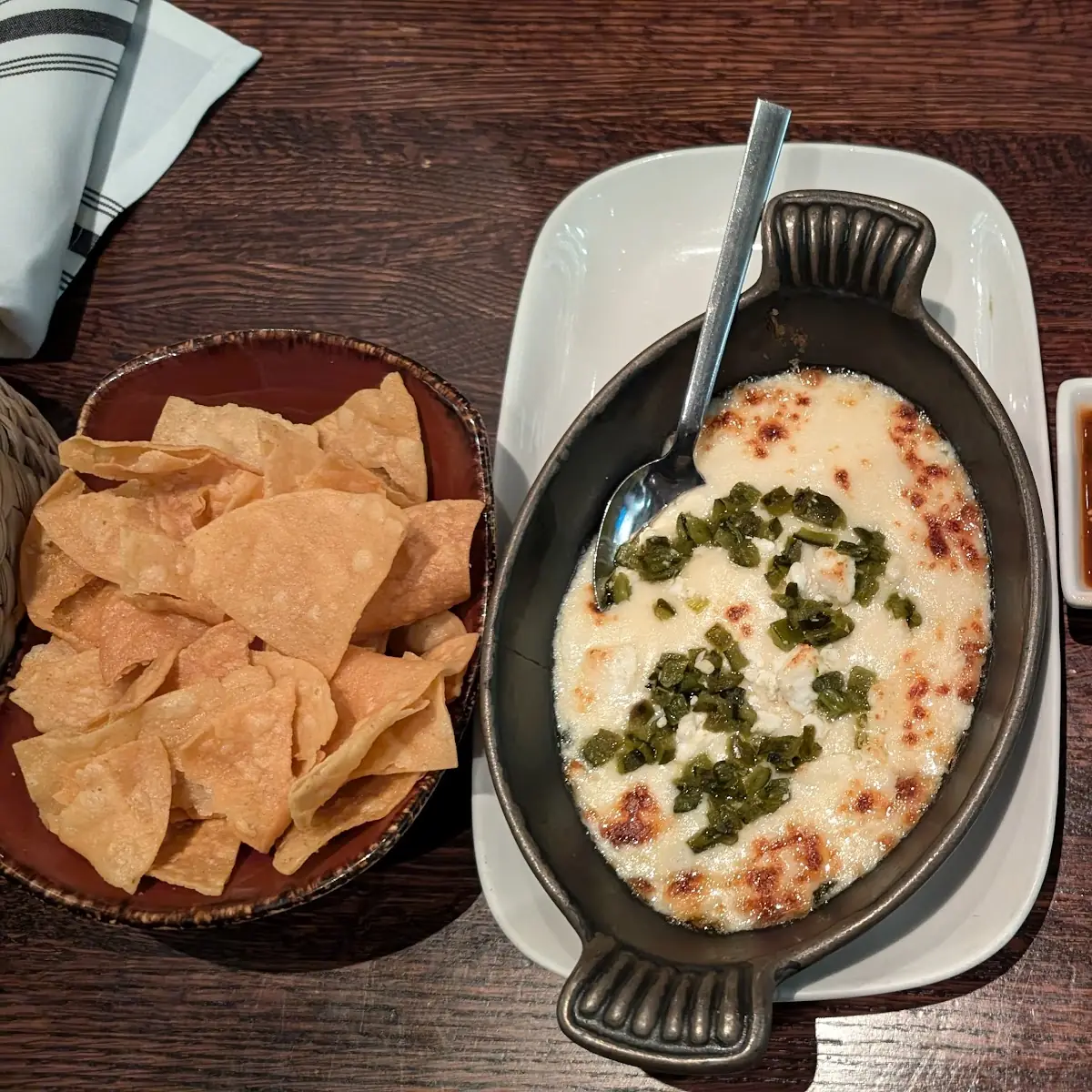 Tortilla Chips Queso Fundido Guacamole