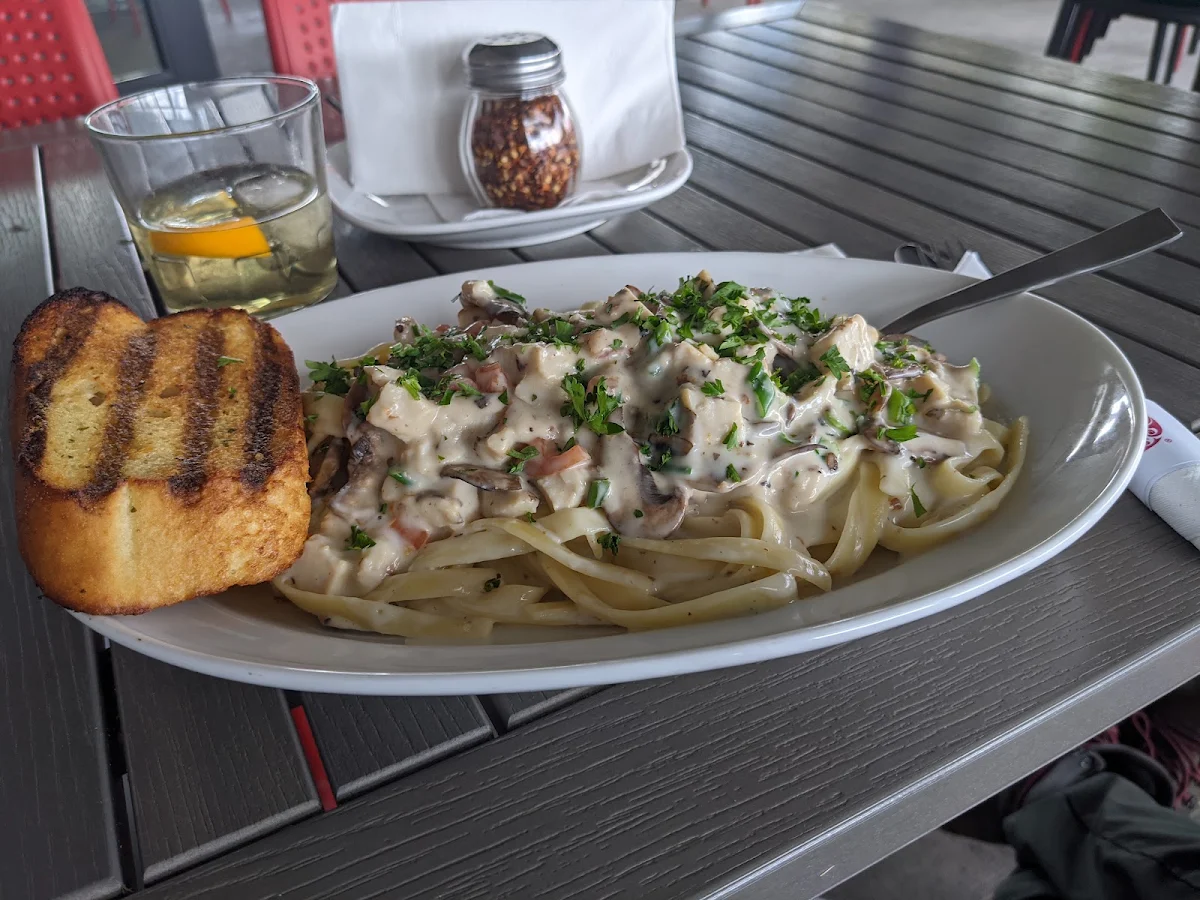 Boston Pasta Mushroom and Chicken, Boston Pizza