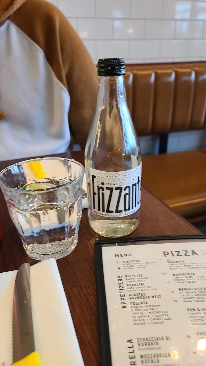 Sparkling Water, Pizzéria NO.900