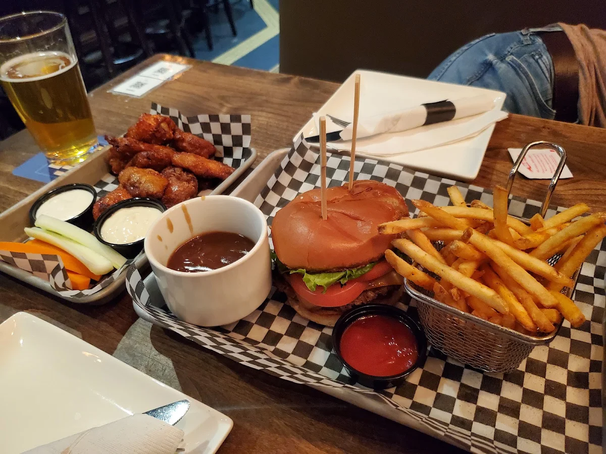 Cheeseburger, Jamesons Pub - 17th Ave