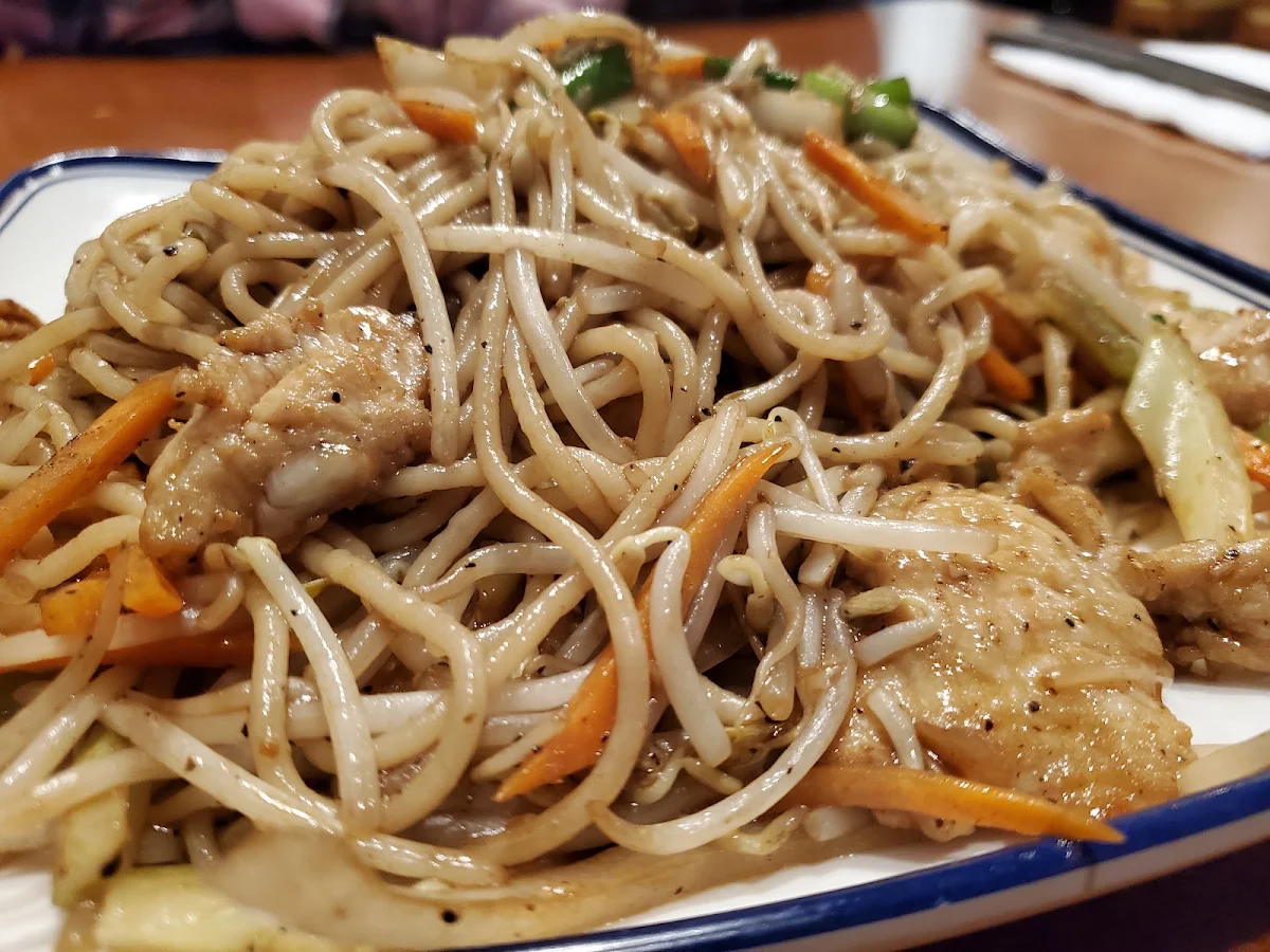 Stir Fried Noodles with Chicken, Sophie's Noodle House